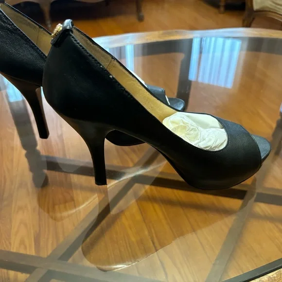 Michael Kors Women's Black Courts - Picture 2 of 6